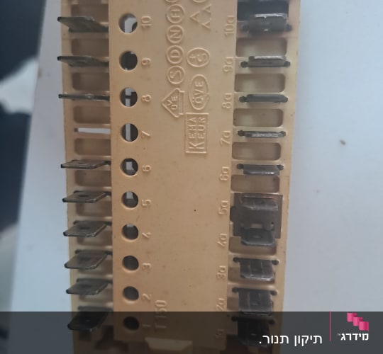 חלק חשמלי עם חיבורים ומספרים